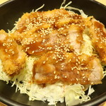 Sobakiri Miyota - Ｃ：ソースカツ丼（大）＋ぶっかけうどん（小）858円（税込）※ソースカツ丼（大）はカツ６枚で器も大きめ，中濃ソース掛け，ごま振り掛け