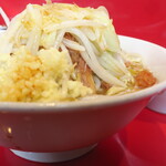 ラーメン二郎 - ラーメン半分＋ニンニク多め＋白ネギ