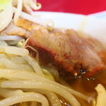ラーメン二郎 - 豚の厚み
