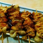 菊乃家本店 - 鳥皮*2 シロ*2 七味唐辛子をかけて