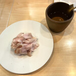 飯田商店 - 途中で提供されるしゃぶ肉と昆布水