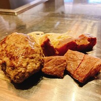 くずし鉄板 あばぐら 神田店 - ハンバーグ100ｇ   ステーキ50ｇ