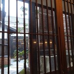 草庵 鍋島 - 店内（ガラスの向こうは奥庭）