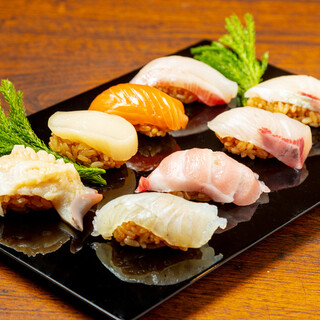Sushi with red vinegar rice made with aged ingredients ◎ Comparing three types of bluefin tuna is popular!