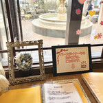 サンタムール - ホールケーキはこちらのカタログから選びます。80種類くらいあります。