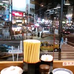 香港麺 新記 四谷三丁目店 - カウンター席からの眺め