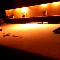 うち山 - 奥行きのある白木のカウンター