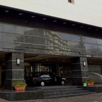 All Day Dining shizuku - 正面玄関の左に「ダイイチパーク」、向かいに市営駐車場があり、60分まで無料サービスになります