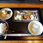 草庵 鍋島 - 朝食：ご飯、真鯛のペースト、嬉野の温泉湯豆腐、焼魚（鰆）、飯盛酒造製 瓜の粕漬け、梅干し、玉子焼、明太子、すぼ巻き