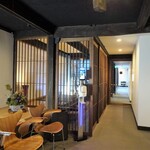 草庵 鍋島 - 館内：左にオーベルジュ入口、奥が草庵 鍋島