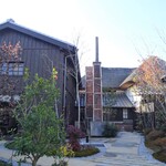 草庵 鍋島 - 奥庭：左は草庵 鍋島、右はオーベルジュ