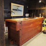 草庵 鍋島 - 館内：受付カウンター「醪を絞っていた槽（ふね）」を利用