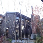 草庵 鍋島 - 奥庭：左は草庵 鍋島