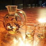 草庵 鍋島 - 富久千代酒造 酒蔵：アンティークのグラス