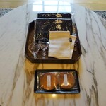 草庵 鍋島 - 部屋：スロープワッフル、鍋島ロゴ入りグラスと袋