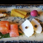 草庵 鍋島 - 朝食：飯盛酒造製 瓜の粕漬け、梅干し、明太子、すぼ巻き