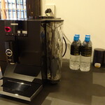 草庵 鍋島 - 部屋：コーヒー、ミネラルウォーター