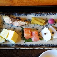 草庵 鍋島 - 朝食：焼魚（鰆）、飯盛酒造製 瓜の粕漬け、梅干し、玉子焼、明太子、すぼ巻き