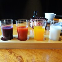 草庵 鍋島 - 朝食：ジュース（アサイー、トマト、オレンジ、飲むヨーグルト）