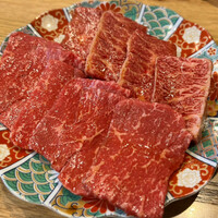 焼肉家げんちゃん - タレのお皿、手前がウチヒラ、奥がハラミです。