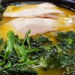 ラーメン 杉田家 - 脂多めのスープ面