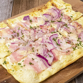 パリパリ食感が最高！王道！！ベーコンと玉ネギのタルトフランベ