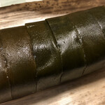 Iduu - 鯖姿寿司は昆布で巻かれています。