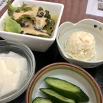 すしめん処 大京 - サラダ、ポテサラ、漬物