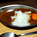 カスタマカフェ - 料理写真:カレーライスに生玉子。ちゃんときれいに盛り付ければよかったな