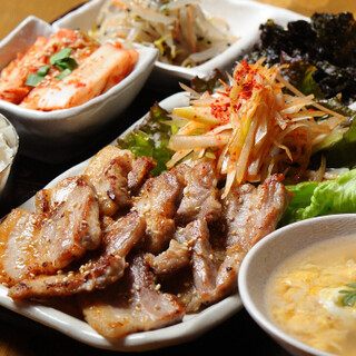 釜蓋で焼く「サムギョプサル」が自慢の韓国家庭料理専門店
