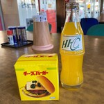 Doraibuin Nanakoshi - 自販機チーズバーガーと瓶のHI-Cオレンジ