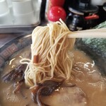 豚骨ラーメン 有頂天 - 麺のリフトアップ。