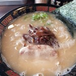 豚骨ラーメン 有頂天 - 木耳も乗って、九州ラーメンの正統派なルックス。