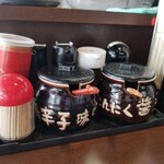 豚骨ラーメン 有頂天 - 卓上の味変の薬味。他にもすりゴマ、紅生姜、刻みネギもある。