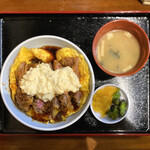 魅惑の牛豚 - ・牛のレア焼きカツ丼 1,540円/税込
・自家製タルタル乗せ 30円/税込