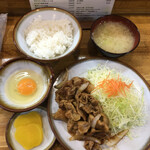 とん楽 - 日替りサービスランチ@710円　この日はしょうが焼肉(生卵付き)