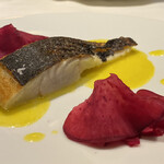 オルグイユ - 魚料理:ヒラスズキ　ビーツ　サフラン