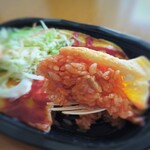 さくら食品 - 中はチキンライスです
