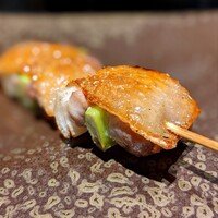 YAKITORI 燃 es - 包みネギマ　皮の焼き方は唯一無二。葱の香りとのバランスも黄金比率。