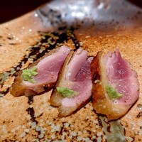 YAKITORI 燃 es - ニューハンプシャー種鶏のもも肉。皮パリパリ、脂濃厚。身の旨み爆発。山葵に気が付かないほどのパンチ力。一切れ食べるたびに叫びたくなる美味しさ♡