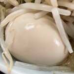 ラーメン もっけだの - 『ラーメン普通ニンニクマシマシヤサイマシマシ+味玉』の味玉