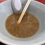 ラーメン もっけだの - 『ラーメン普通ニンニクマシマシヤサイマシマシ+味玉』のスープ