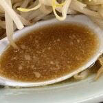 ラーメン もっけだの - 『ラーメン普通ニンニクマシマシヤサイマシマシ+味玉』のスープ