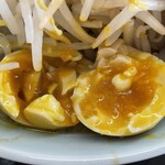 ラーメン もっけだの - 『ラーメン普通ニンニクマシマシヤサイマシマシ+味玉』の味玉