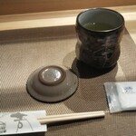 寿し芳 - 箸、醤油差し、お茶、おしぼり