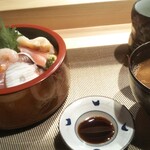 寿し芳 - 並ちらし、赤だし、醤油、お茶