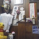 素うどん 四國屋 - 店内にも雑貨。ネタは尽きず。