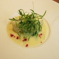 ラ・ターチ - 淡路島のマナガツオ 信州の新玉ねぎのソース  南高梅のフリーズドライのパウダー セルフィーユのスプラウト