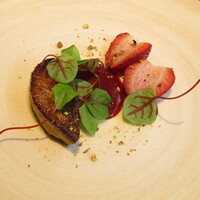 ラ・ターチ - フランス産のフォアグラのポワレと神戸・西区のイチゴ・やよい姫のロースト