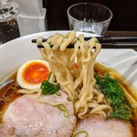 櫻井中華そば店 - 特製中華そば（醤油）麺リフトアップ